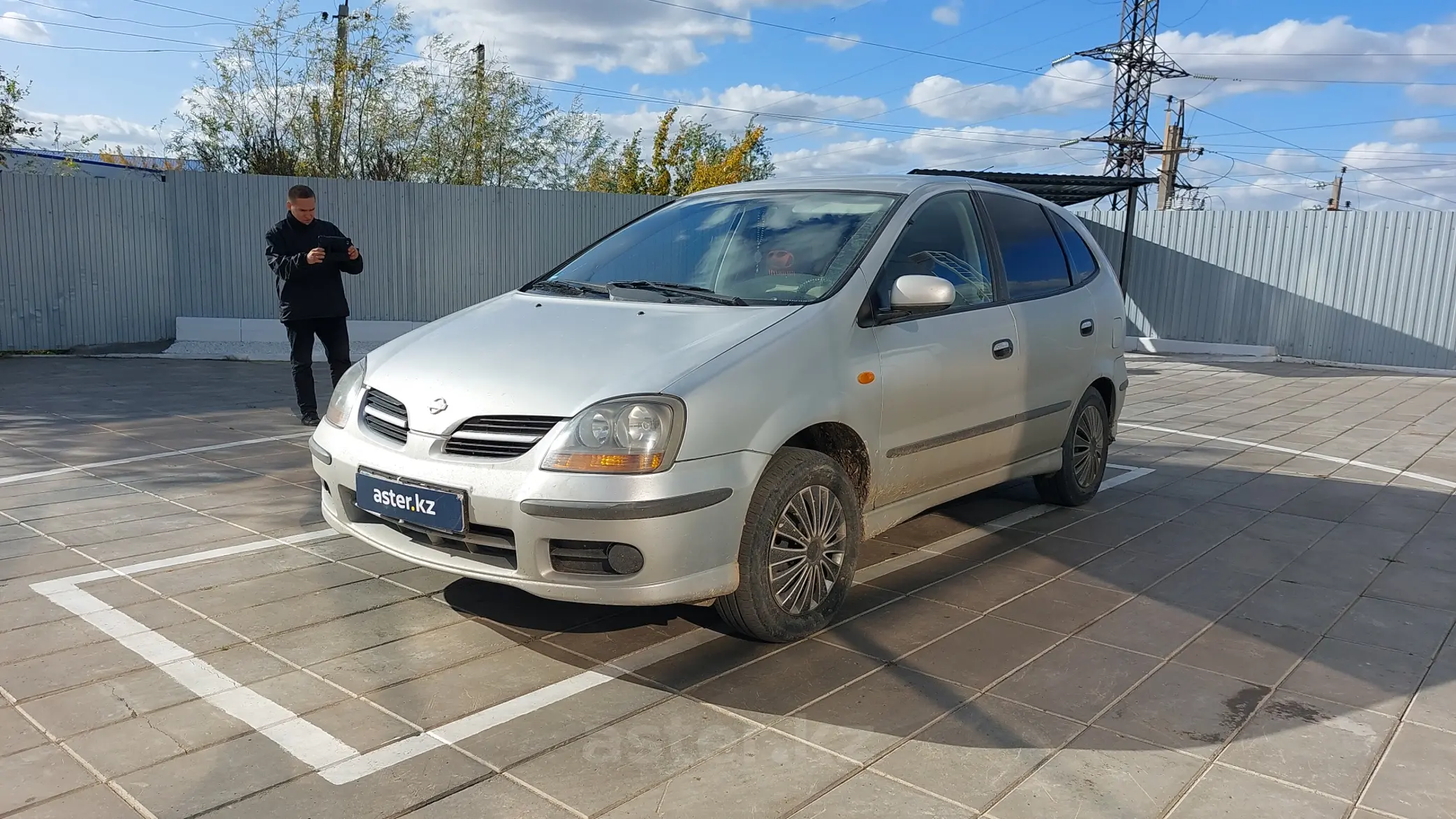 Nissan Almera Tino 2001