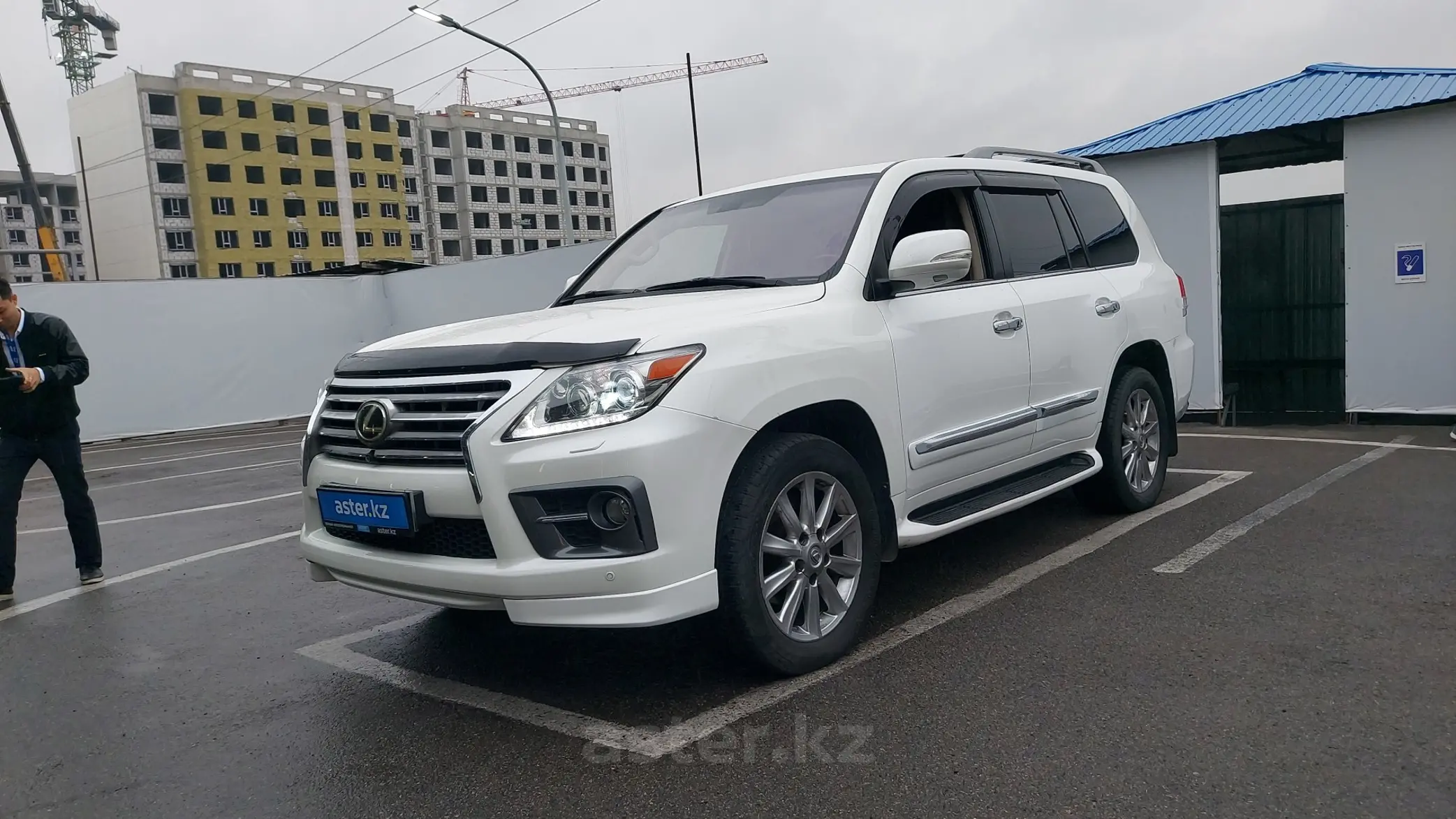 Lexus LX 2011