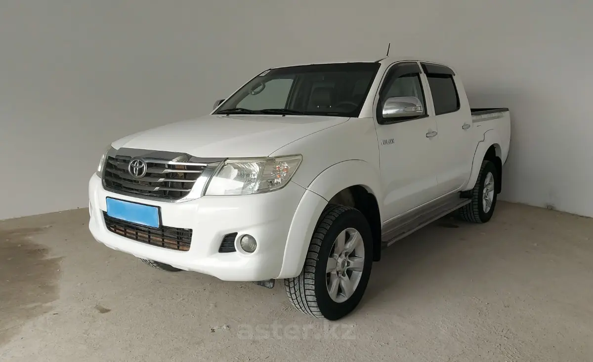 Hilux 2013 год. Тойота Хайлюкс 2013г турбодизель 3.0 АКБ.