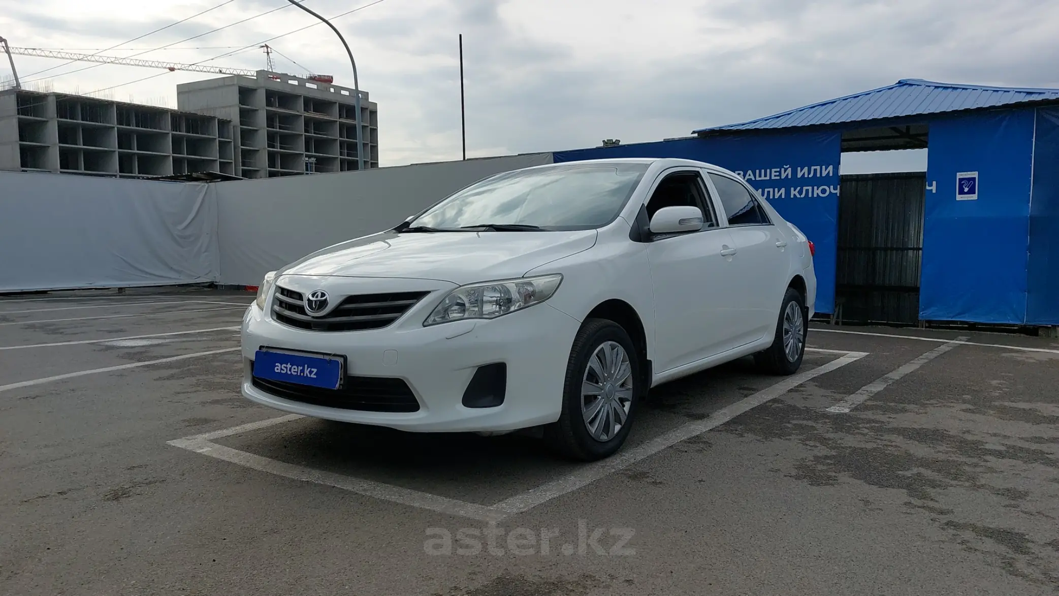 Corolla бензин. Тойота Королла белая р288ес 116. Toyota Corolla 2010 года белая комфорт. Тойота Королла 2013 зимой во дворе. Цвета кузовов Toyota Corolla до 200 года.