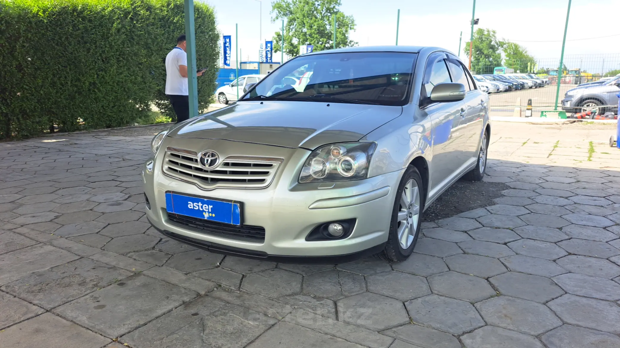 тойота авенсис бензин