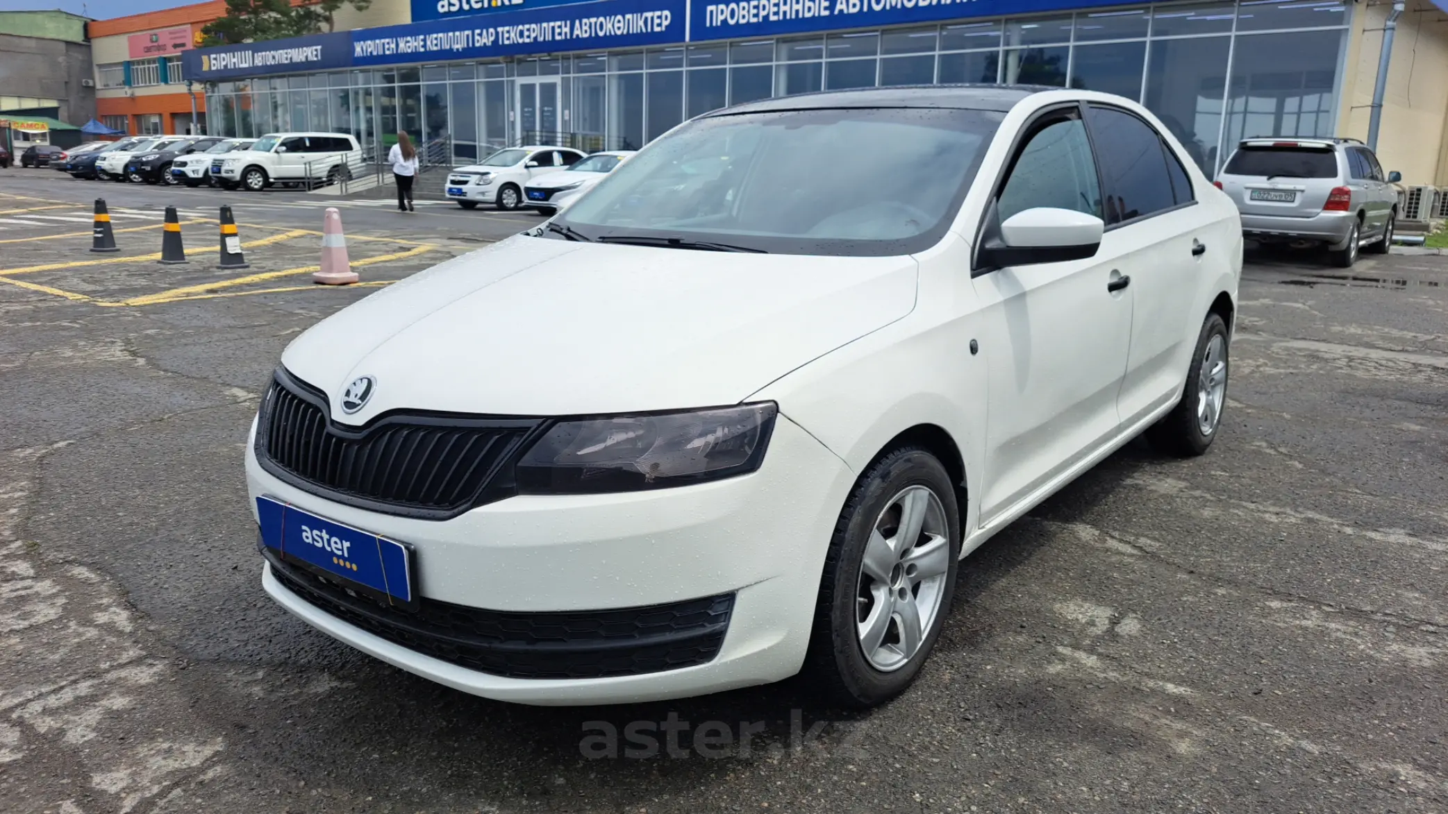 Белая Skoda Rapid 2015