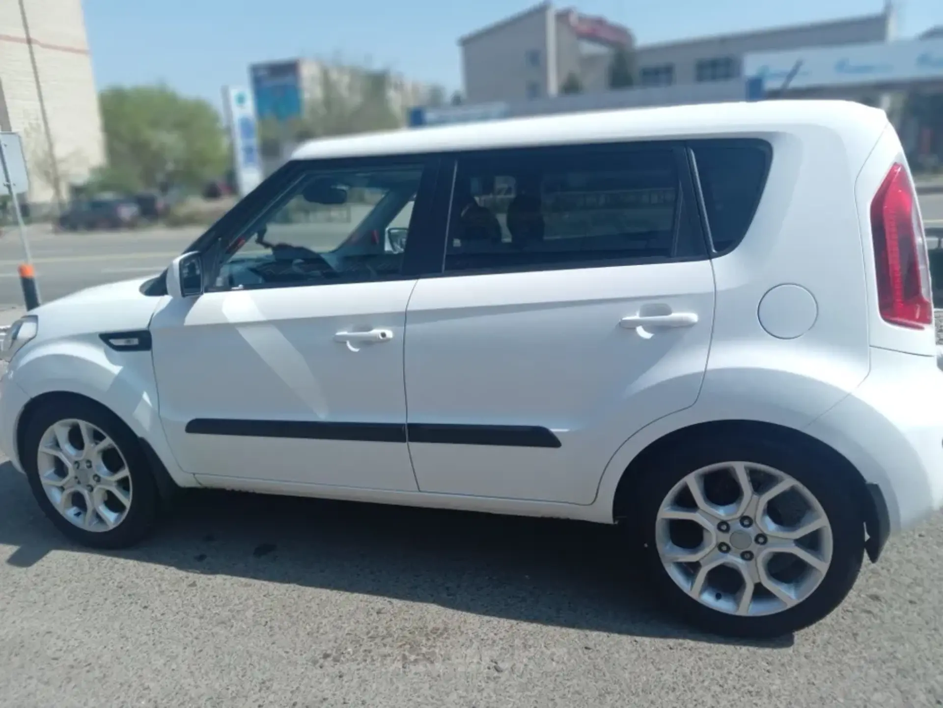 белый kia soul 2012