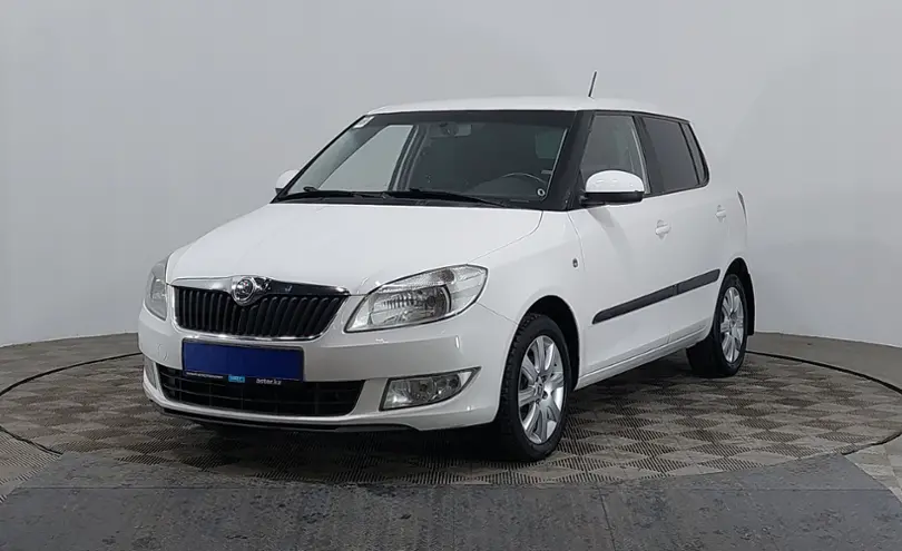 Шкода Фабия 2012 белая. Шкода Фабия 2 белая. Шкода Фабия 1.6 белый. Skoda Fabia 2 Рестайлинг.