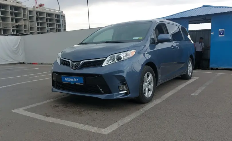 Toyota Sienna 2017 года за 14 700 000 тг. в Алматы
