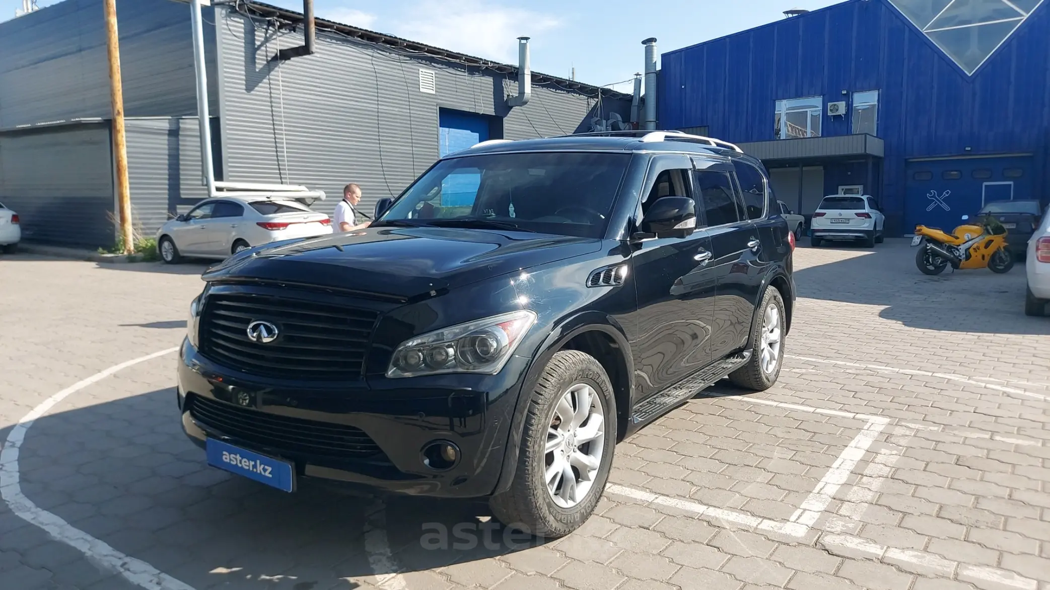 Инфинити qx56 2010 черный