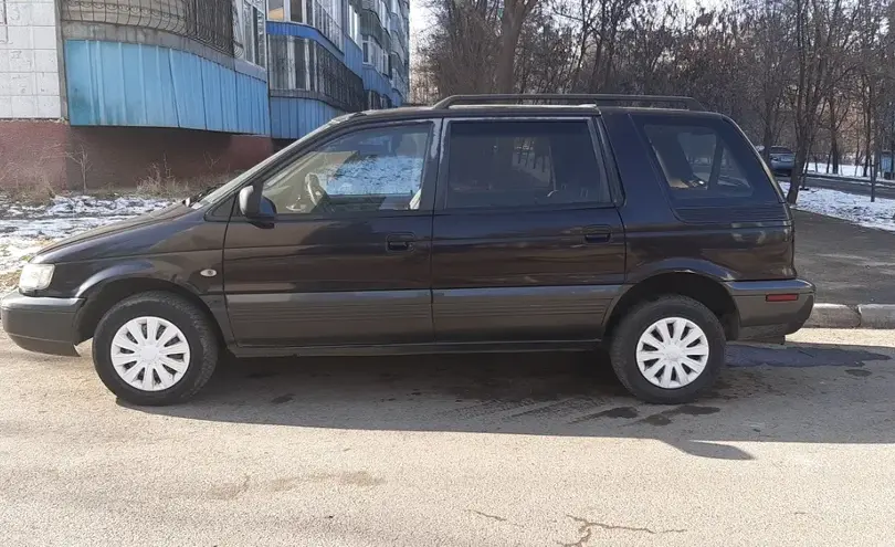 Mitsubishi Space Wagon 1994. Мицубиси Спейс вагон 1994.