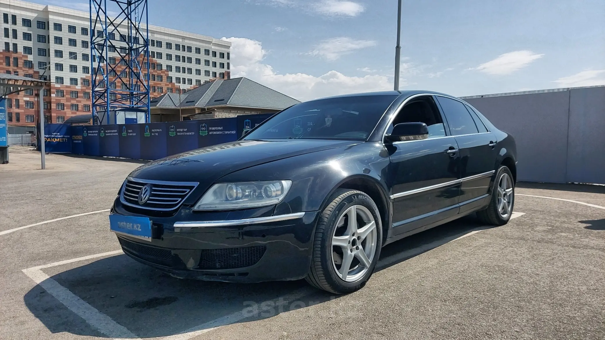 Volkswagen Phaeton на черном фоне