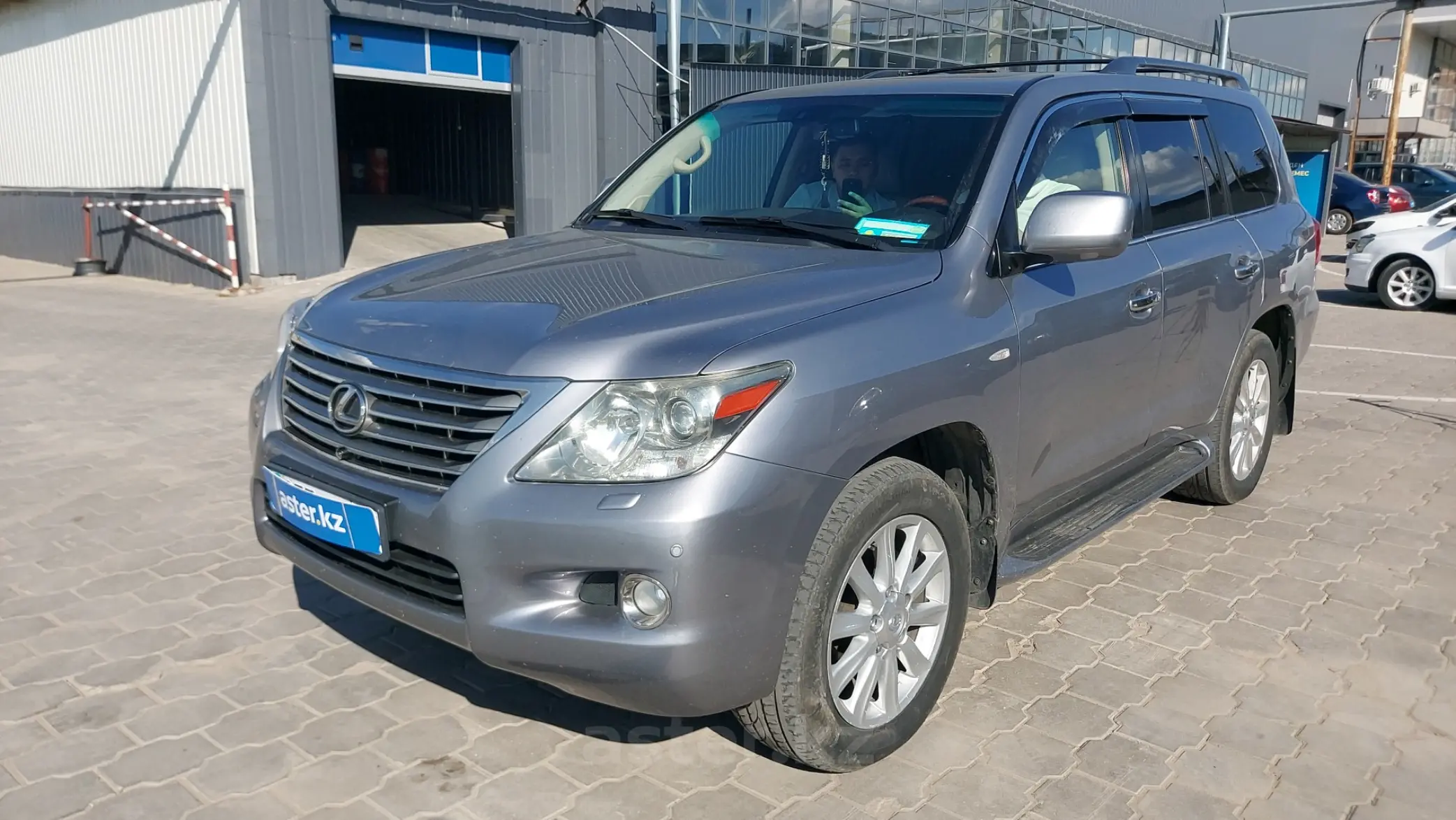 Lexus LX 2010