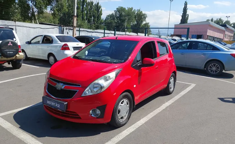 Chevrolet Spark красный