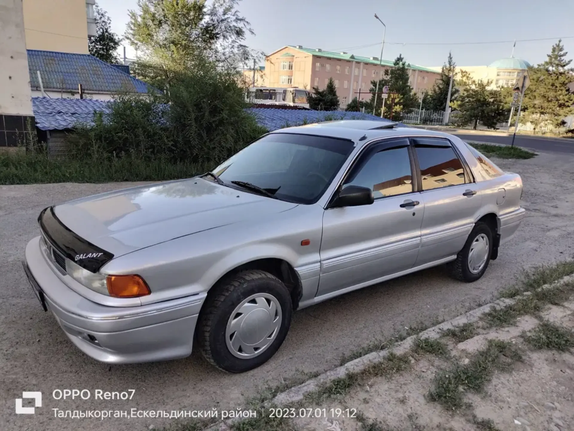 Автомобиль Mitsubishi Galant 1992 года вишнёвый в Москве