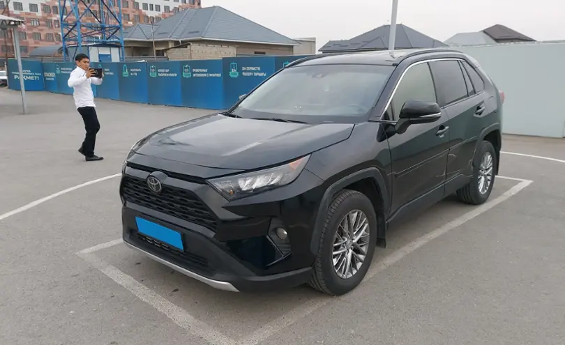 Toyota RAV4 2021 года за 15 000 000 тг. в Шымкент