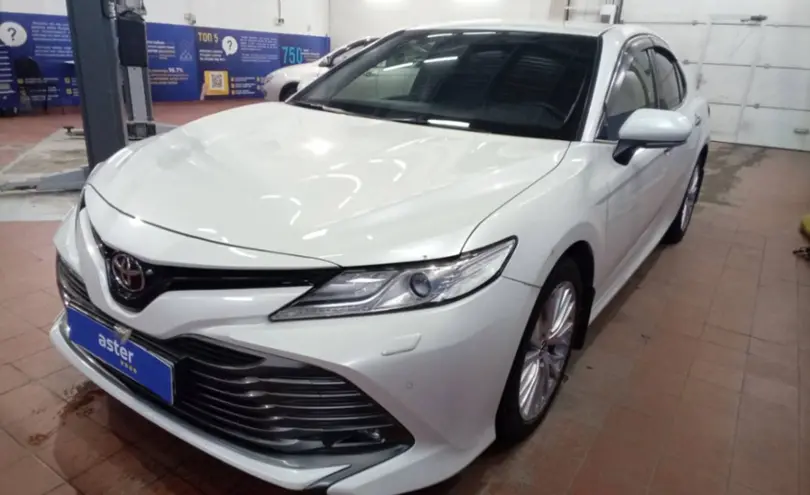 Toyota Camry 2019 года за 14 000 000 тг. в Астана