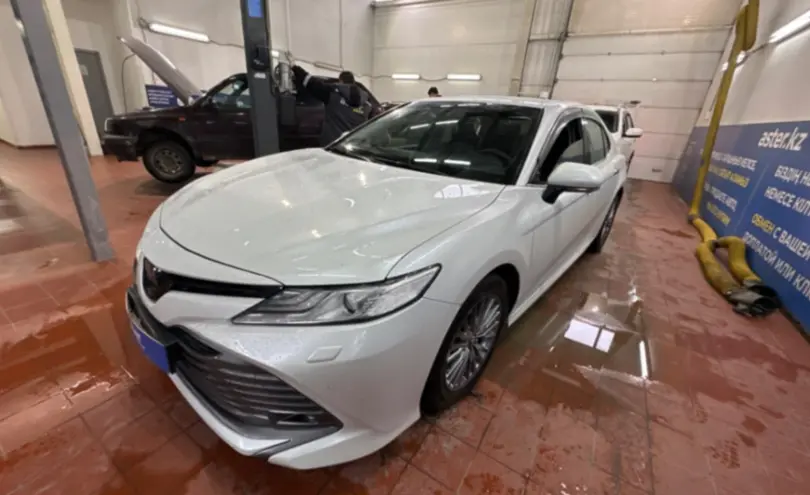 Toyota Camry 2018 года за 13 800 000 тг. в Астана