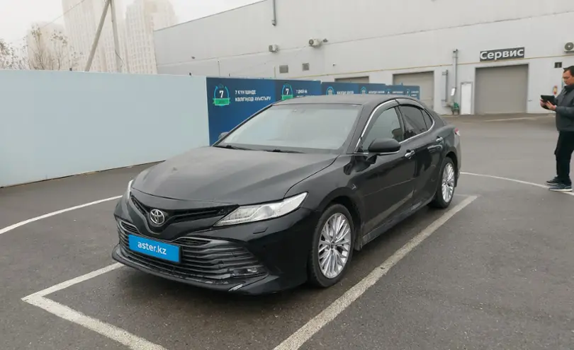 Toyota Camry 2018 года за 14 000 000 тг. в Шымкент