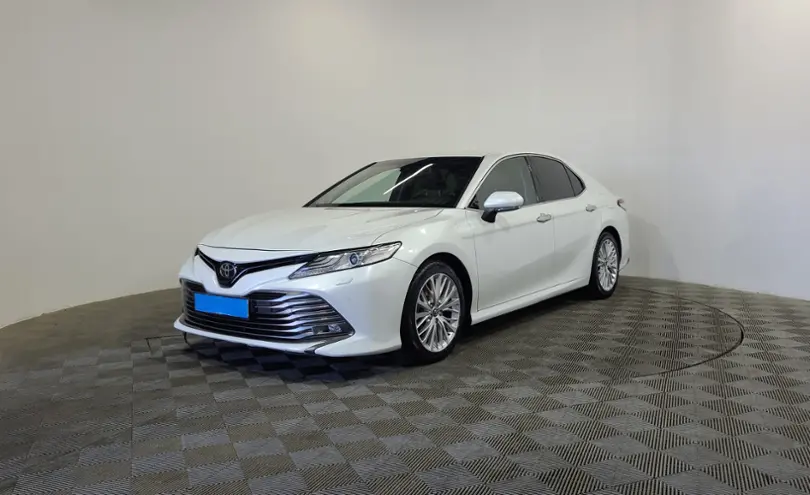 Toyota Camry 2020 года за 13 990 000 тг. в Алматы