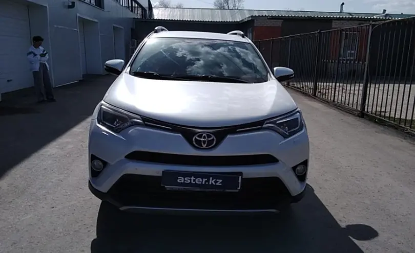 Toyota RAV4 2018 года за 13 500 000 тг. в Актобе фото 2