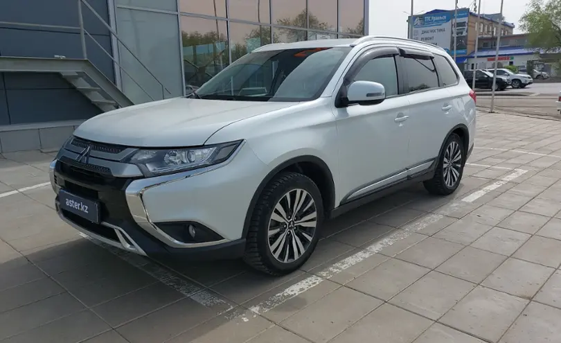 Mitsubishi Outlander 2018 года за 9 500 000 тг. в Уральск