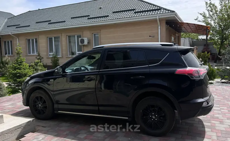 Toyota RAV4 2018 года за 14 800 000 тг. в Алматы