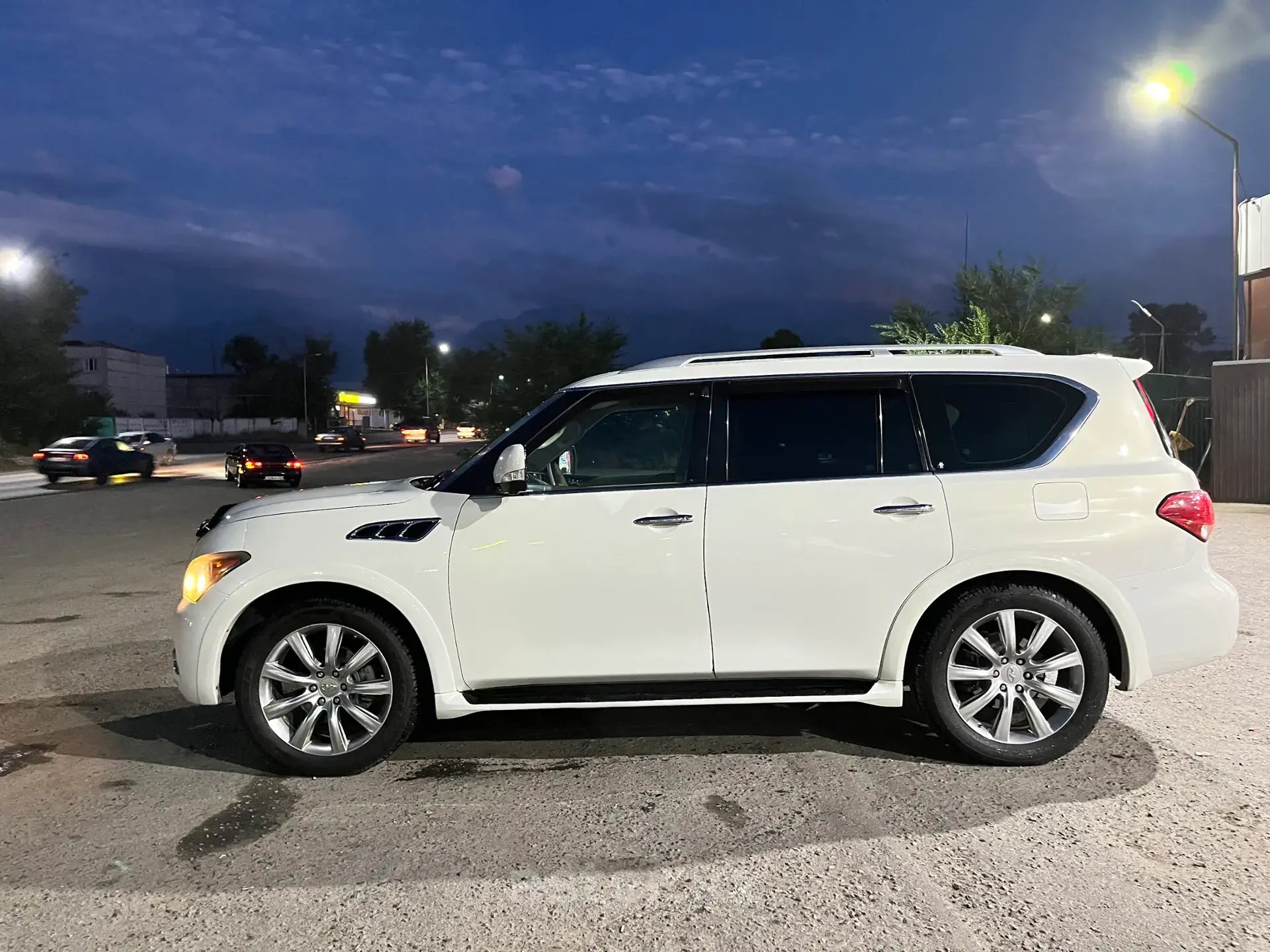 Infiniti QX56 2011