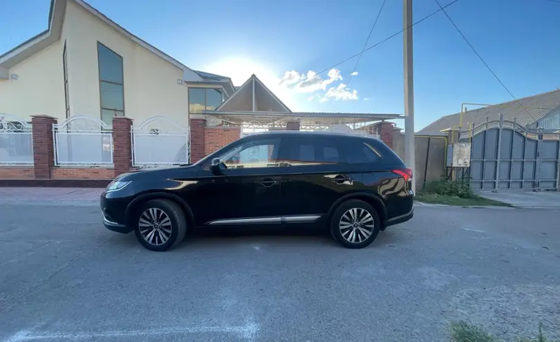 Mitsubishi Outlander 2018 года за 10 000 000 тг. в Шымкент