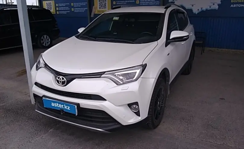 Toyota RAV4 2018 года за 13 300 000 тг. в Атырау