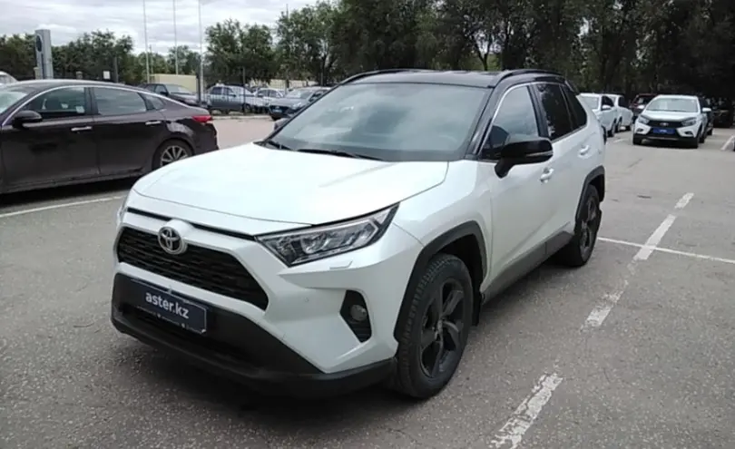 Toyota RAV4 2021 года за 15 800 000 тг. в Актобе