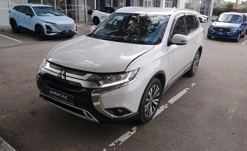 Mitsubishi Outlander 2018 года за 9 000 000 тг. в Актобе