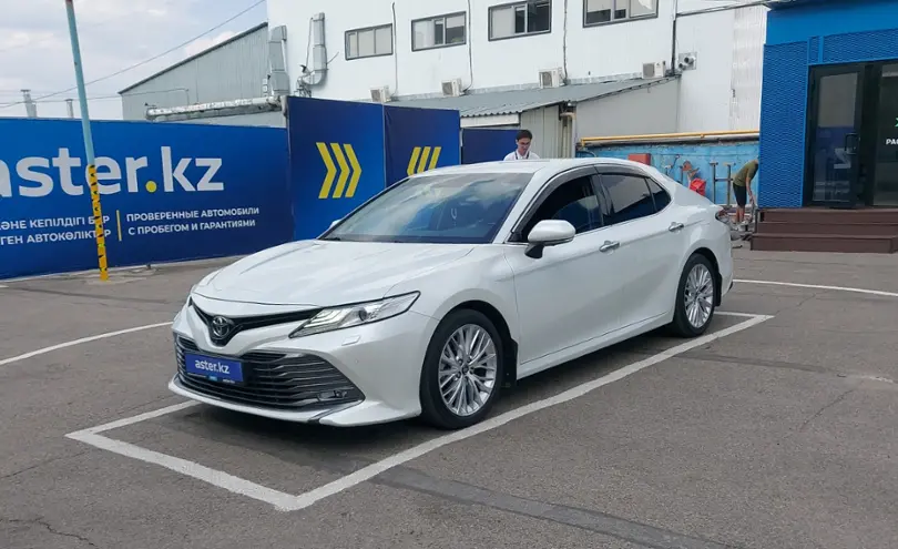 Toyota Camry 2019 года за 18 000 000 тг. в Алматы