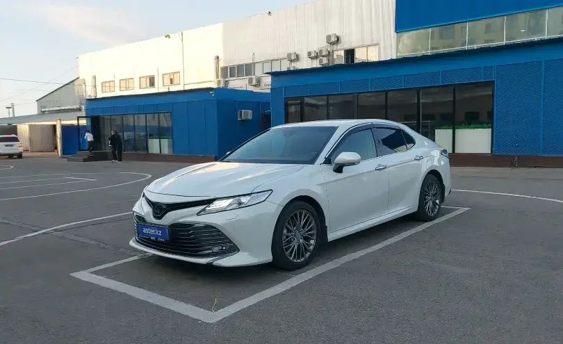 Toyota Camry 2020 года за 13 300 000 тг. в Алматы