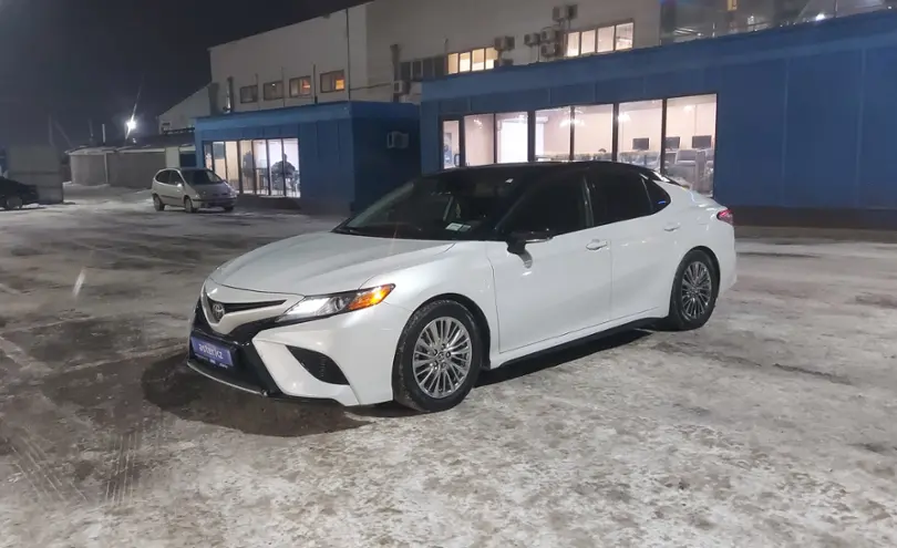 Toyota Camry 2020 года за 13 000 000 тг. в Алматы