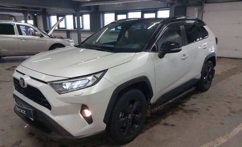 Toyota RAV4 2021 года за 19 000 000 тг. в Астана