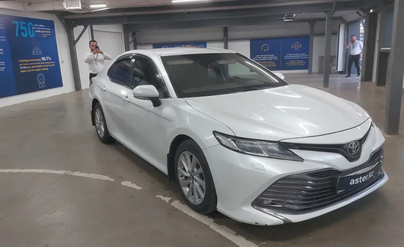 Toyota Camry 2018 года за 11 500 000 тг. в Астана фото 2