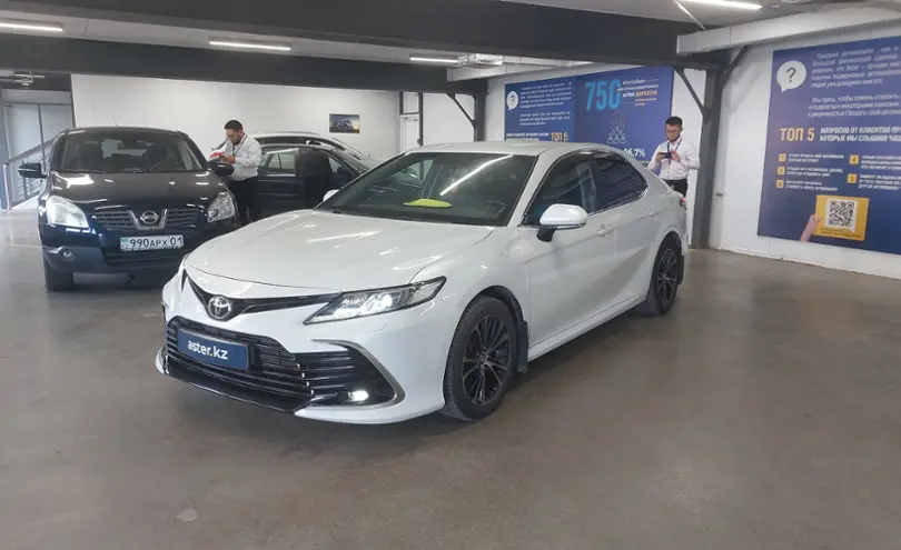 Toyota Camry 2021 года за 14 000 000 тг. в Астана