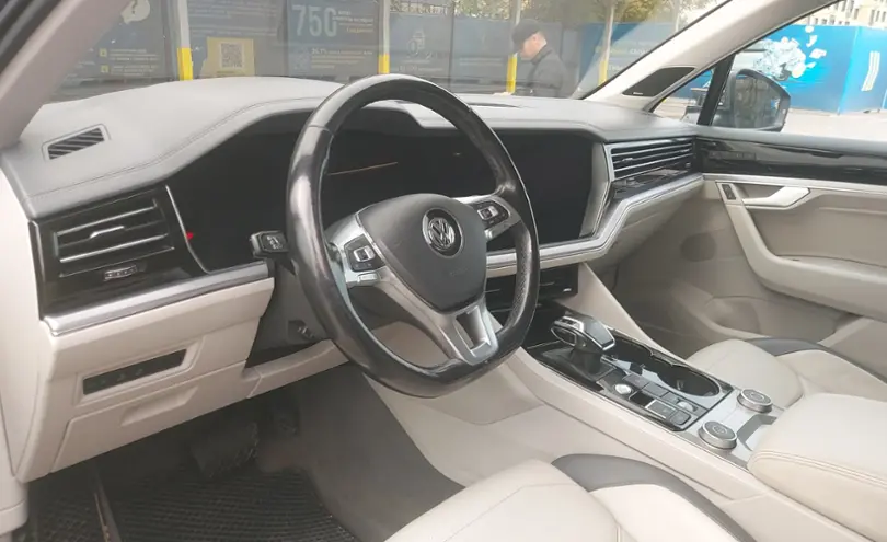 Volkswagen Touareg 2019 года за 20 000 000 тг. в Алматы фото 5