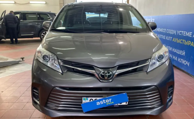 Toyota Sienna 2018 года за 16 500 000 тг. в Астана фото 2