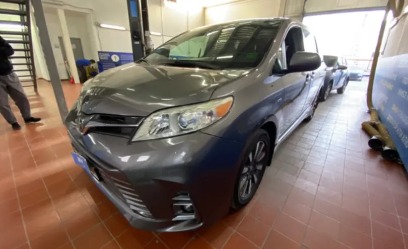 Toyota Sienna 2018 года за 16 500 000 тг. в Астана