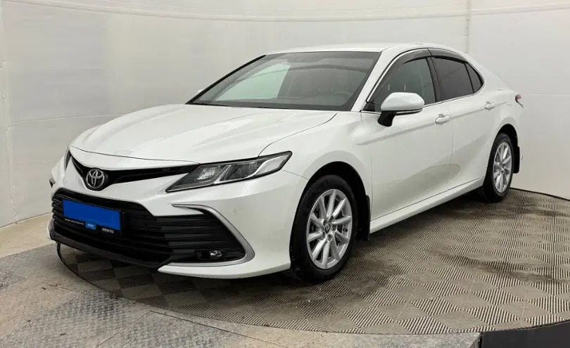 Toyota Camry 2021 года за 13 790 000 тг. в Актобе
