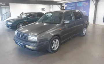 Volkswagen Vento 1992 года за 700 000 тг. в Астана фото 1
