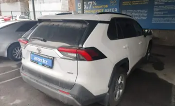 Toyota RAV4 2020 года за 16 300 000 тг. в Алматы