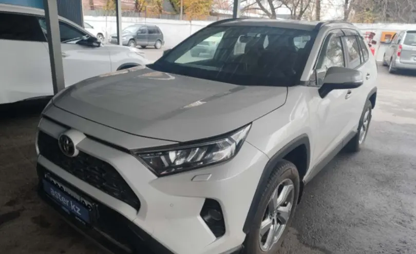 Toyota RAV4 2020 года за 16 300 000 тг. в Алматы