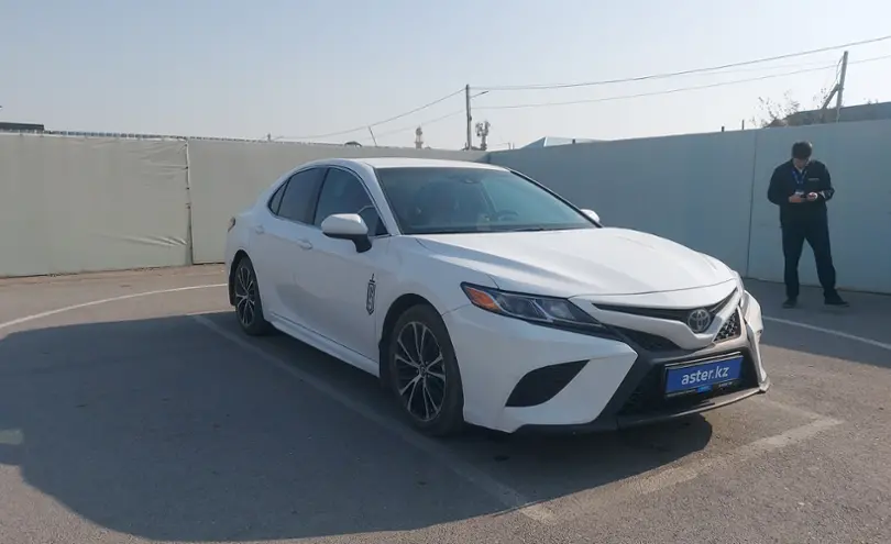 Toyota Camry 2018 года за 10 500 000 тг. в Шымкент фото 2