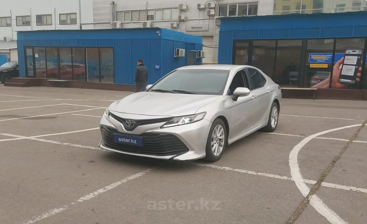 Toyota Camry 2018 года за 10 500 000 тг. в Алматы