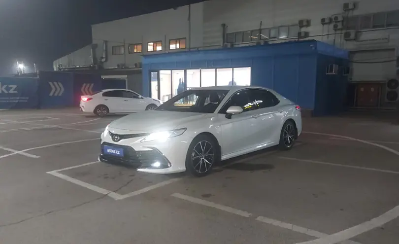 Toyota Camry 2021 года за 15 000 000 тг. в Алматы