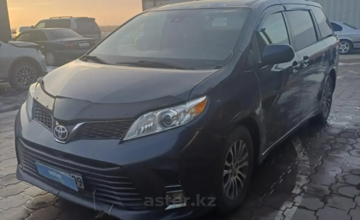 Toyota Sienna 2018 года за 14 000 000 тг. в Караганда