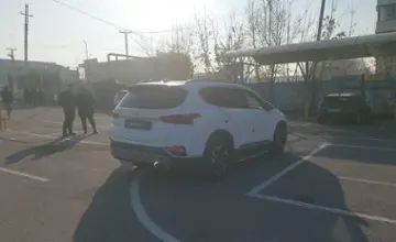 Hyundai Santa Fe 2018 года за 11 000 000 тг. в Алматы фото 3