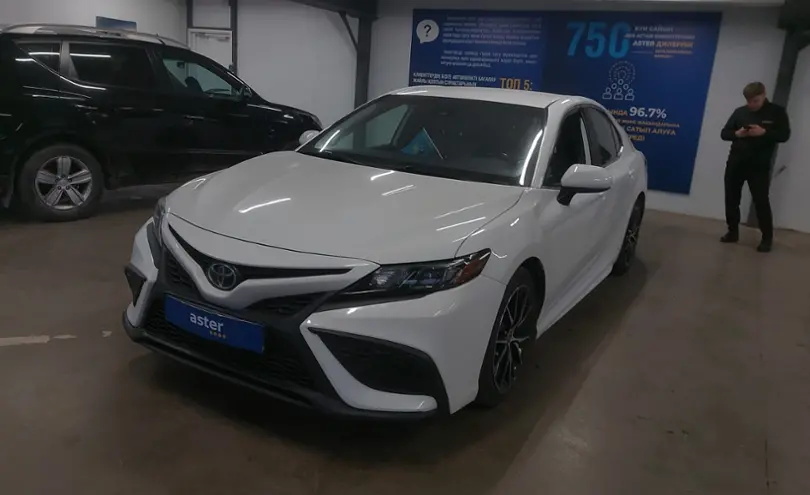 Toyota Camry 2021 года за 12 500 000 тг. в Астана
