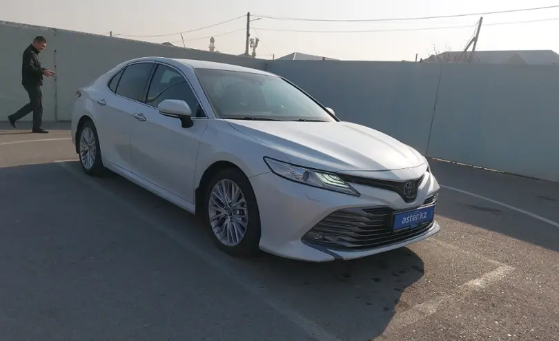 Toyota Camry 2018 года за 14 500 000 тг. в Шымкент фото 2