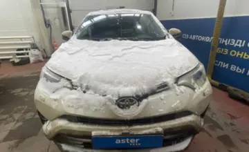 Toyota RAV4 2016 года за 10 000 000 тг. в Астана фото 2
