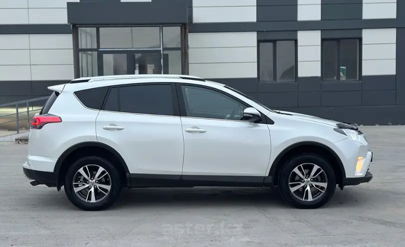 Toyota RAV4 2017 года за 10 500 000 тг. в Астана
